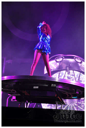 rihanna_loud_tour_2011-180