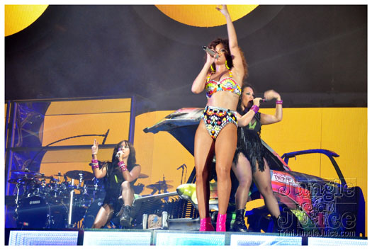 rihanna_loud_tour_2011-195