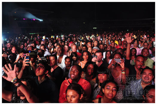 rihanna_loud_tour_2011-282