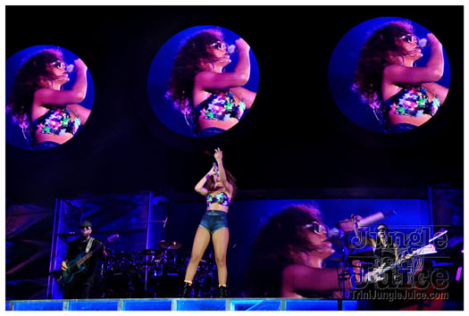 rihanna_loud_tour_2011-297