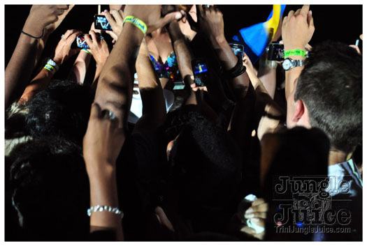 rihanna_loud_tour_2011-300